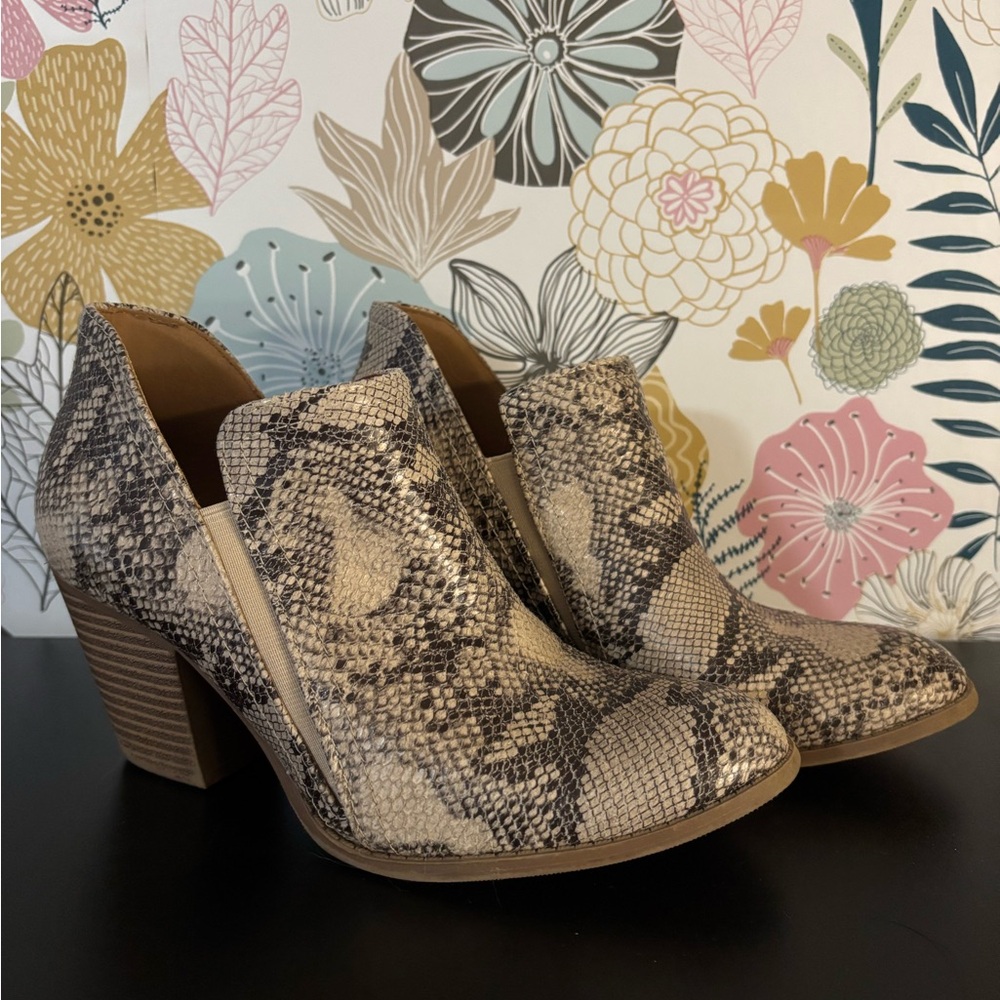 Chic Snakeskin Pattern Heeled Boots